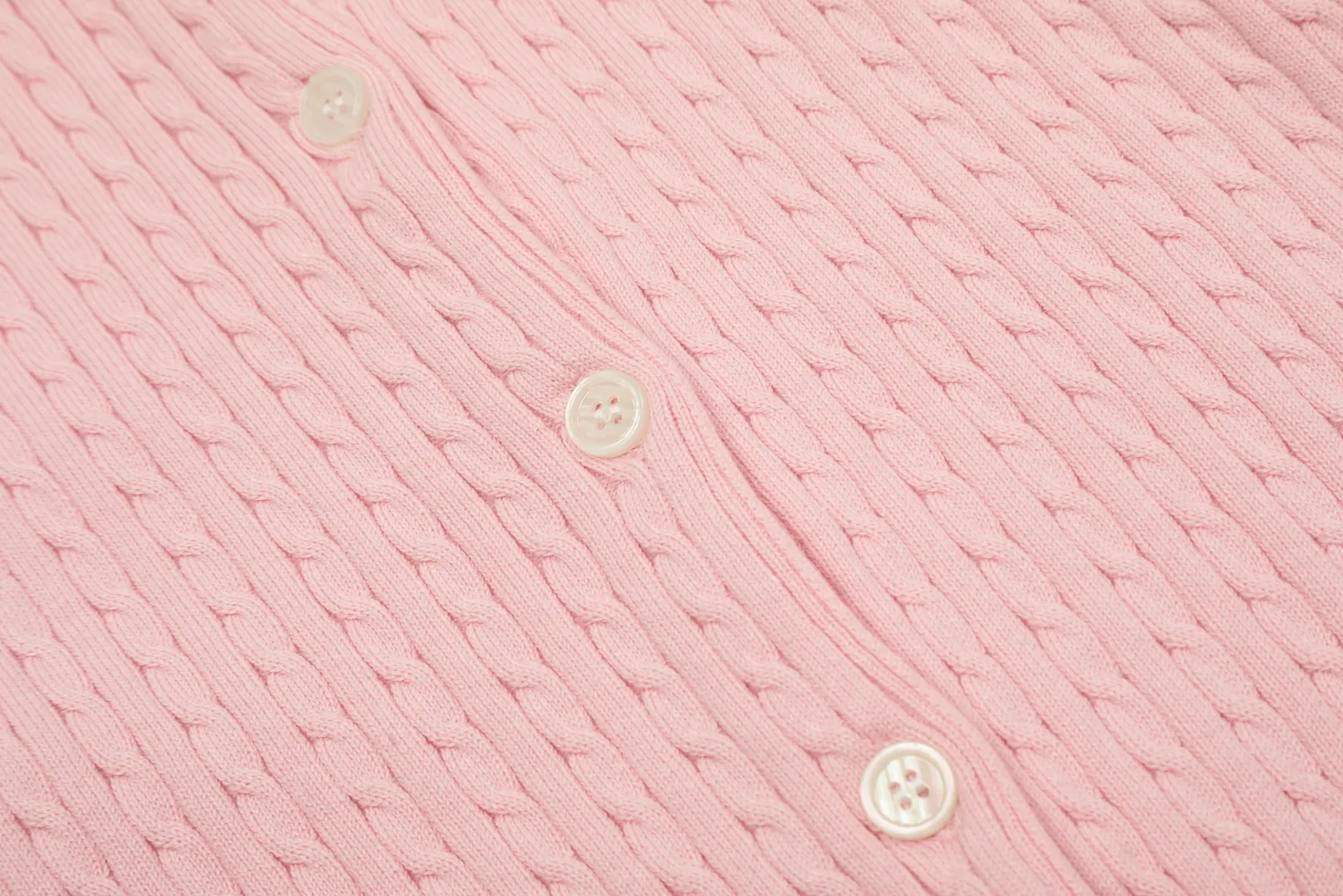 P210 Top quality" Style number: DS005# (not off the shelves all year round) [Ralph Lauren round neck solid color pony embroidery logo knitted cardigan long sleeves] ✅Ralph Lauren Ralph Lauren classic basic versatile twist knitted cardigan long sleeves ✅Main supplier platform live broadcast Wholesale entity Replenish when out of stock Not off the shelf ✅ZP quality 1:1 version Scan the code to enter the GF website Counter quality ✅Detailed quality is the only one in Guangzhou Imported quality cotton yarn, focusing on high-end, cost-effective, good quality, needless to say ✅Zhao Lusi's same style is really amazing, so sweet, so beautiful. This cardigan is really good-looking ✅The upper body is simple and easy to match. A must-have for goddess ootd. Good-looking clothes are never picky. A must-have in the goddess' wardrobe. Size: S-XL Color: Black, almond, gray, navy blue, pink, white, light blue, taro purple, rose red, white label, big red and blue label